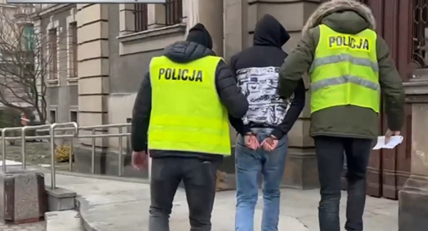 Najpierw wjechali autem w grupę pieszych idących chodnikiem, a następnie maczetami zranili 25-latka. 