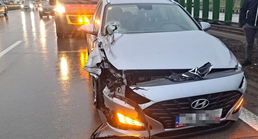 Kierowca ciężarówki zahaczył o osobówkę i odjechał z miejsca zdarzenia. Uwaga na utrudnienia na A4 w kierunku Zgorzelca