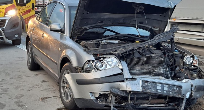 Dwie groźne kolizje i poważne utrudnienia na A4. Potężne kłody drewna wypadły na jezdnię w kierunku Legnicy