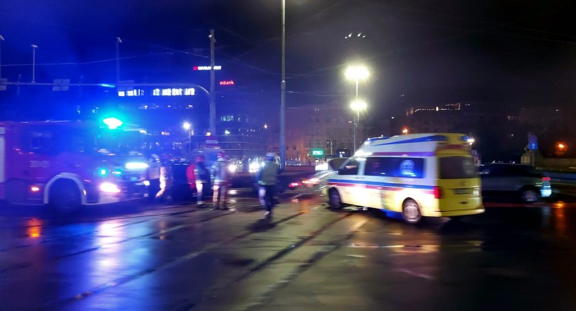 Zderzenie karetki z osobówką na placu Jana Pawła II we Wrocławiu