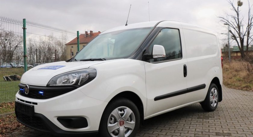 Wrocławscy policjanci dostali nowy radiowóz do przewozu psów służbowych