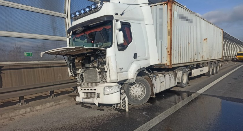Wystrzał opony w ciężarówce, ogromna plama ropy i dwie kolizje na AOW. Uwaga na utrudnienia na jezdni w kierunku Kudowy