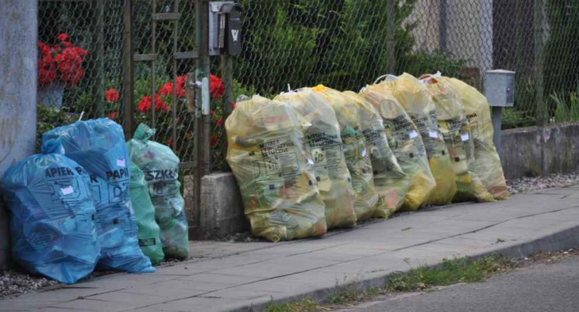 Nowe deklaracje o wysokości opłat za gospodarowanie odpadami - kto i gdzie powinien je złożyć?