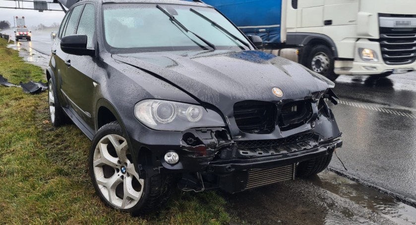 Groźna kolizja na A4 w kierunku Legnicy. Kierowca BMW stracił panowanie nad pojazdem i uderzył w bariery