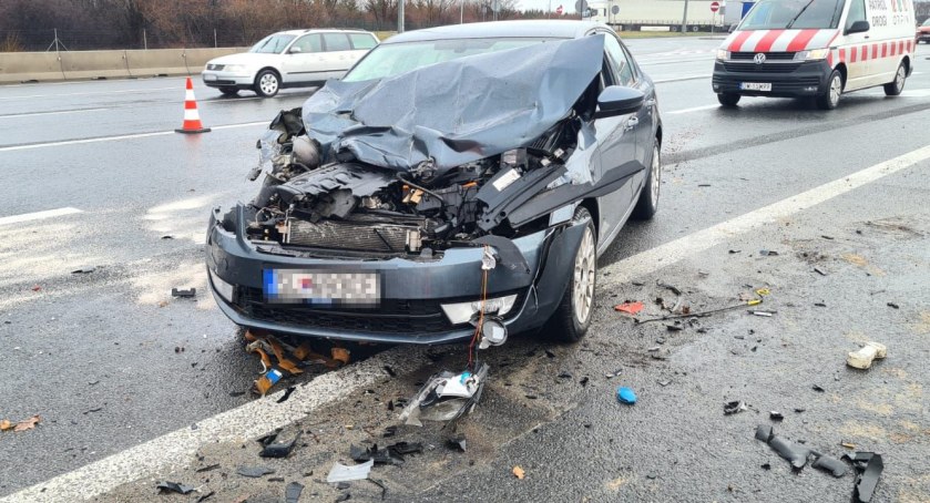 Kierowca lawety chciał zawrócić na A4. Zmieniając pas ruchu zderzył się z osobową Skodą