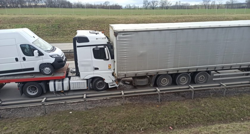 Kolizja dwóch ciężarówek na A4. Uwaga na utrudnienia w poruszaniu się w kierunku Legnicy