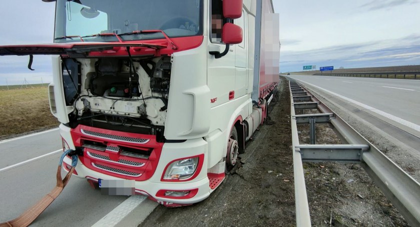 Chciał przepuścić karetkę-ugrzązł w błocie na A4