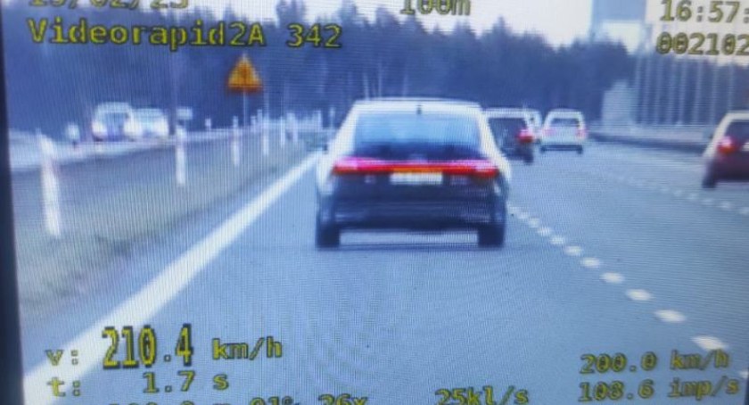 Tłumaczył policjantom, że spieszył się na obiad. Teraz musi zapłacić 2,5 tysiąca złotych mandatu
