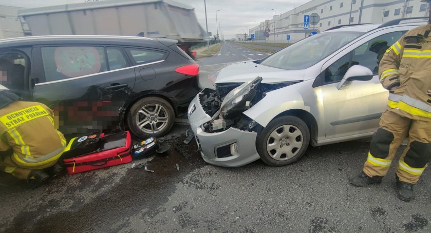 Zderzenie dwóch pojazdów osobowych przy LG w Biskupicach Podgórnych
