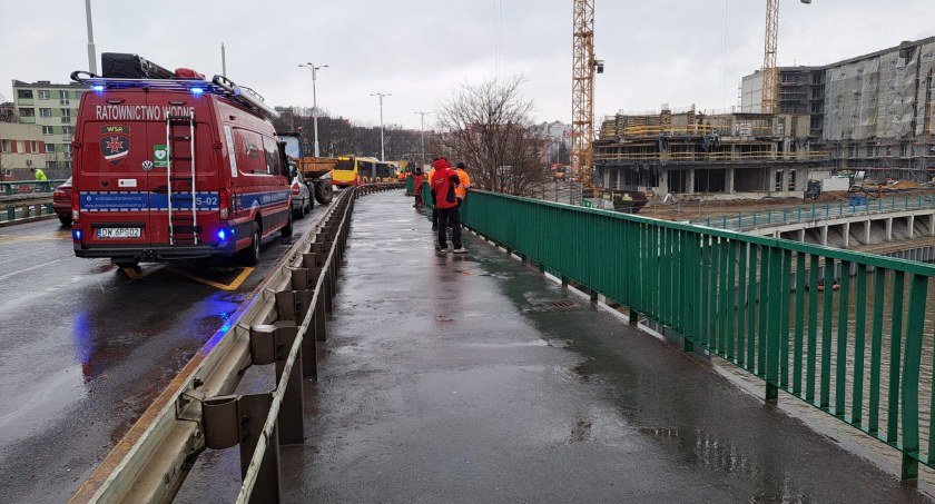 Kolejna akcja ratunkowa na Odrze. Trwają poszukiwania mężczyzny, który wskoczył do rzeki w okolicach mostu Sikorskiego