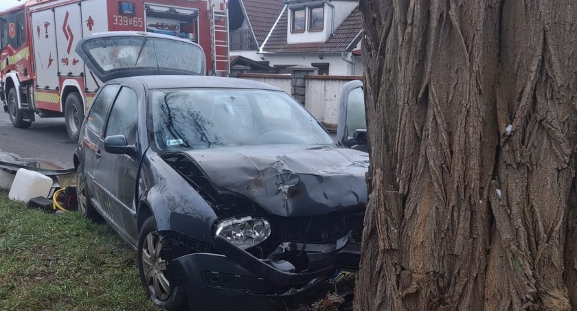 Kierowca Volkswagena stracił panowanie nad pojazdem i uderzył w drzewo. Groźne zdarzenie w gminie Kąty Wrocławskie