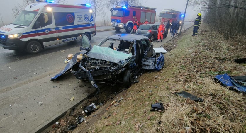 Kierowca autobusu wpadł w poślizg i uderzył w dwa pojazdy osobowe. Jedna osoba trafiła do szpitala