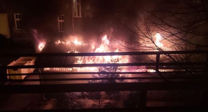 Nocny pożar wiaty śmietnikowej na wrocławskim Ołbinie. Zobacz film