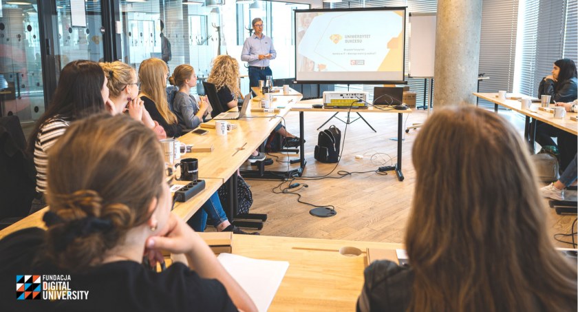 Rusza rekrutacja do V edycji Uniwersytetu Sukcesu – bezpłatnego programu Fundacji Digital University, który przygotowuje kobiety do pracy w IT