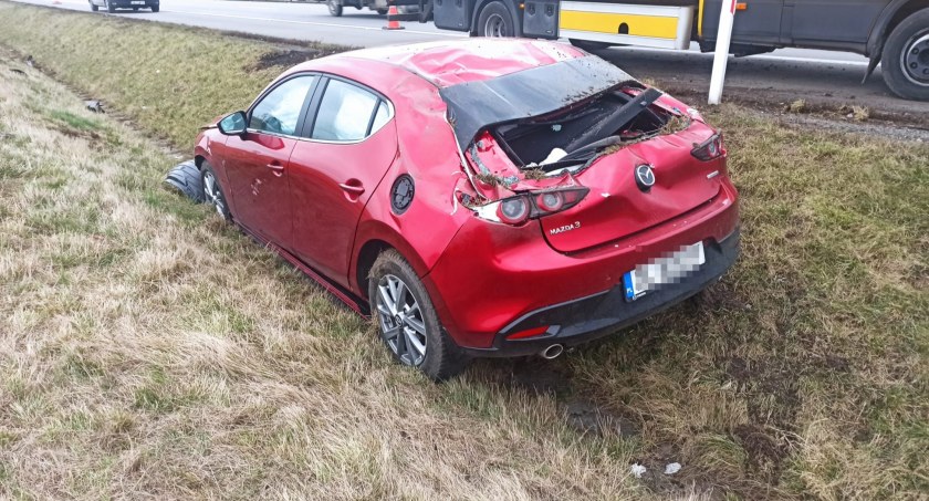 Dachowanie na A4 w kierunku Zgorzelca. Kobieta straciła panowanie nad pojazdem i uderzyła w Volkswagena
