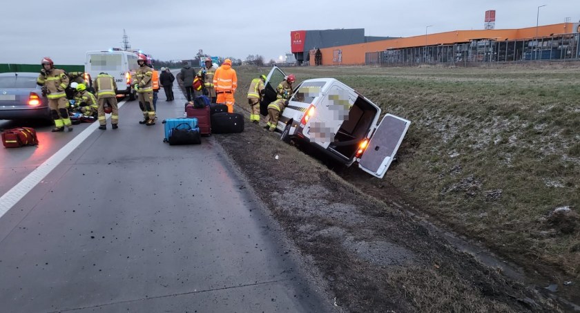 Zderzenie busa z osobówką na A4 w kierunku Wrocławia. Rannych zostało 6 osób