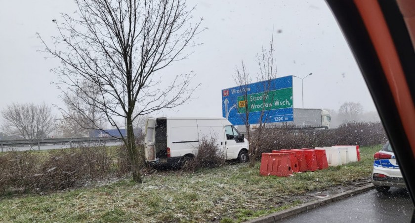 Bus z nielegalnymi imigrantami porzucony w krzakach na parkingu przy A4. W pojeździe ujawniono osiem osób