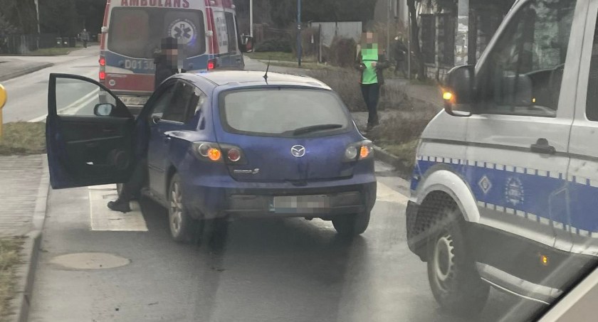 Kierowca osobówki potrącił nastolatkę przechodzącą przez przejście dla pieszych. Młoda kobieta została przetransportowana do szpitala