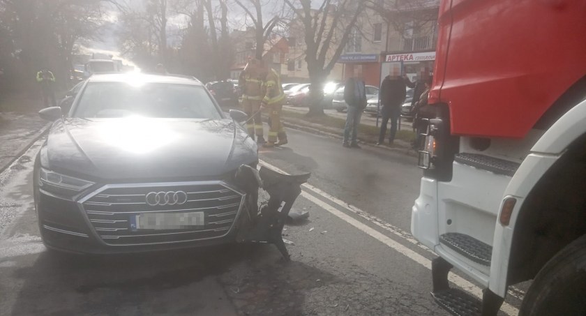 Kolizja z udziałem trzech pojazdów na Czekoladowej we Wrocławiu. Uwaga na utrudnienia