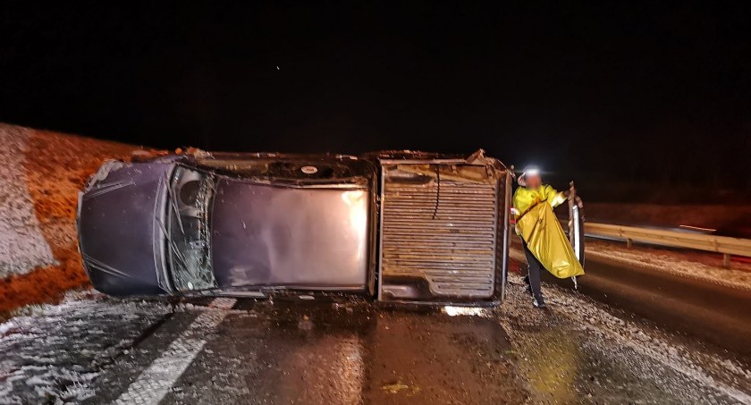 Niebezpieczne zdarzenie na A4. Pick-Up przewrócił się na bok