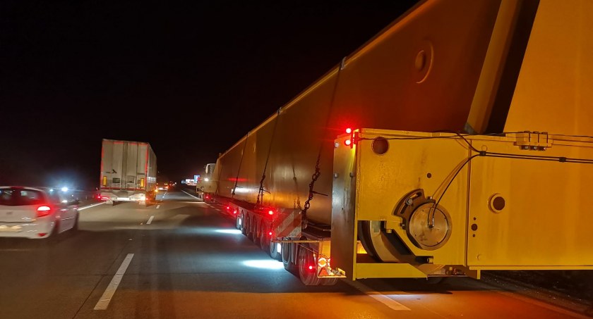 Uszkodzony gabaryt sparaliżował ruch na A4. Uwaga na utrudnienia na jezdni w kierunku Zgorzelca