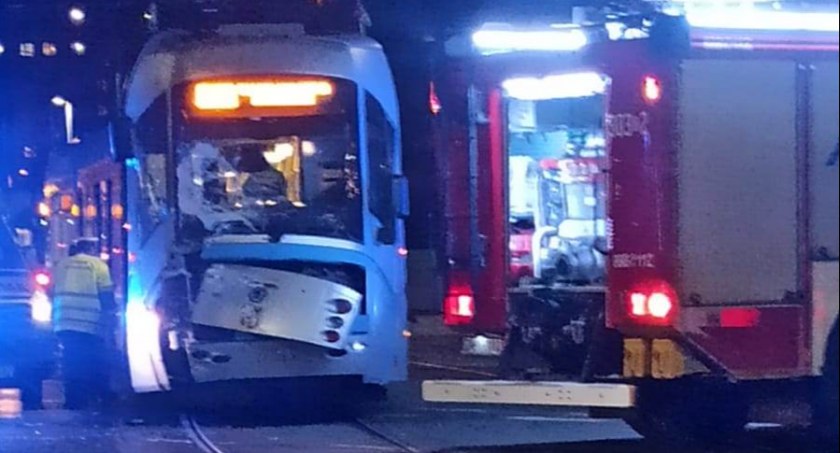 Autokar turystyczny zderzył się z tramwajem na skrzyżowaniu Bardzkiej z Armii Krajowej