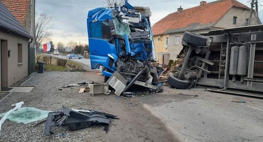 Czołowe zderzenie dwóch ciężarówek na trasie Ząbkowice Śląskie -Dzierżoniów. Na miejscu lądował LPR