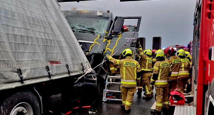 Zderzenie trzech ciężarówek na A4 w kierunku Wrocławia. Jeden z kierowców uwięziony w kabinie