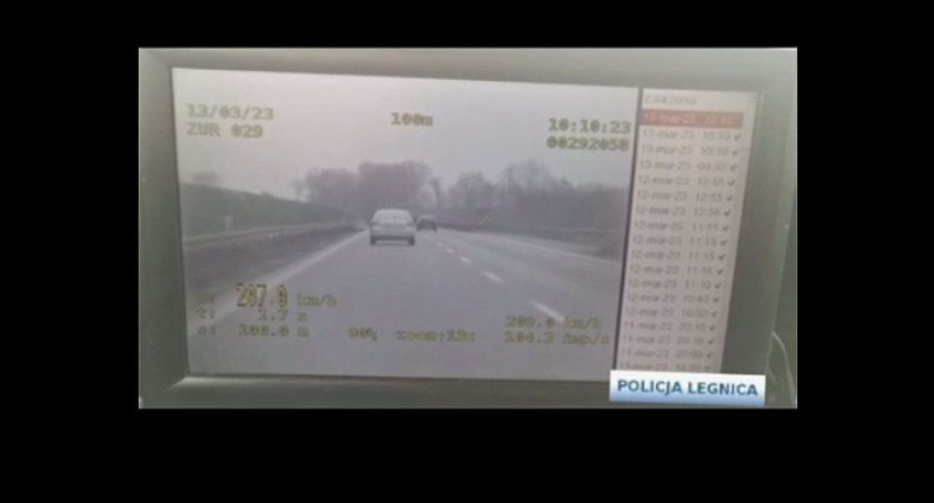 Kierowca Toyoty jechał autostradą ponad 200 km/h. Nieodpowiedzialne zachowanie tłumaczył pośpiechem