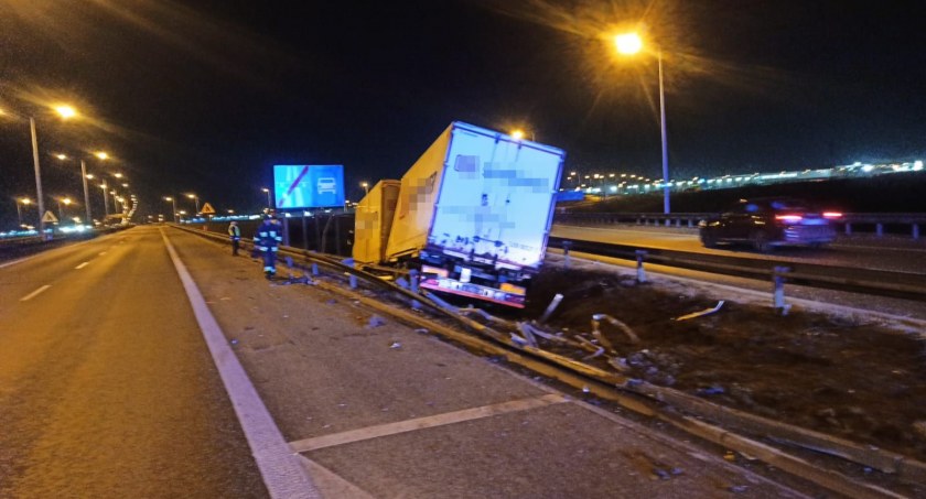 Pojazd ciężarowy wypadł z drogi. Niebezpieczna kolizja na zjeździe z AOW na autostradę A4