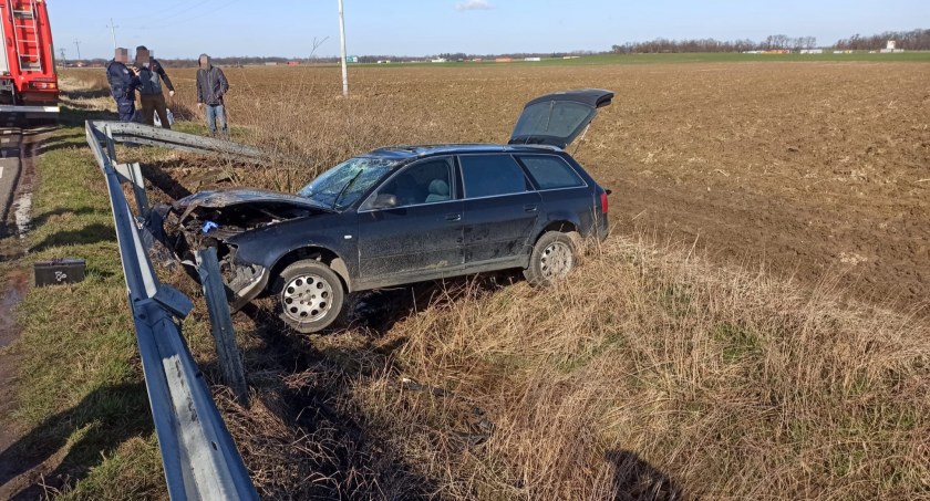 Chciał uniknąć zderzenia ze stadem saren, wypadł z drogi i dachował