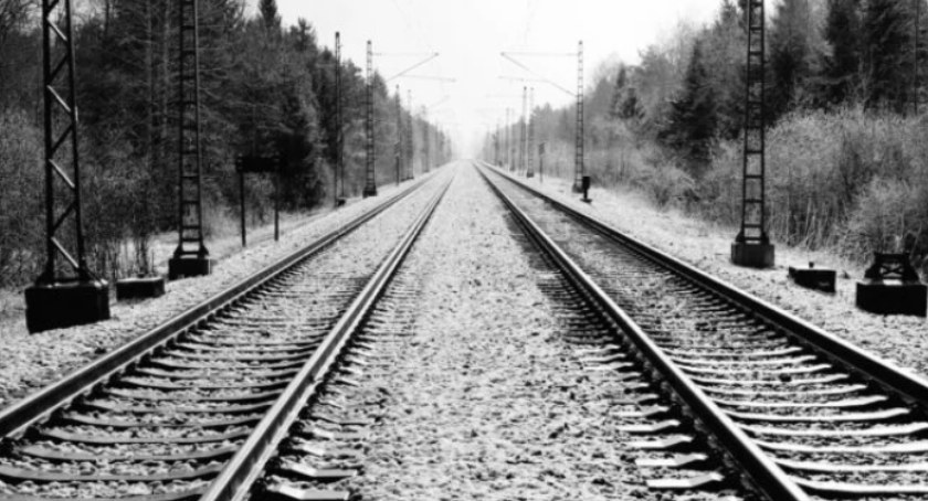Tragedia w Brzegu Dolnym. Pod kołami pociągu zginęła kobieta i jej dziecko