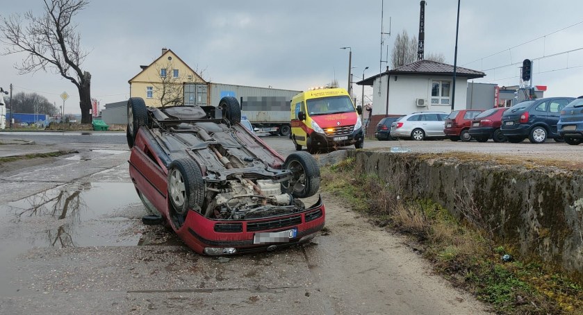 Obywatel Ukrainy spadł autem z peronu i dachował. Niecodzienna kolizja na dworcu w Kątach Wrocławskich