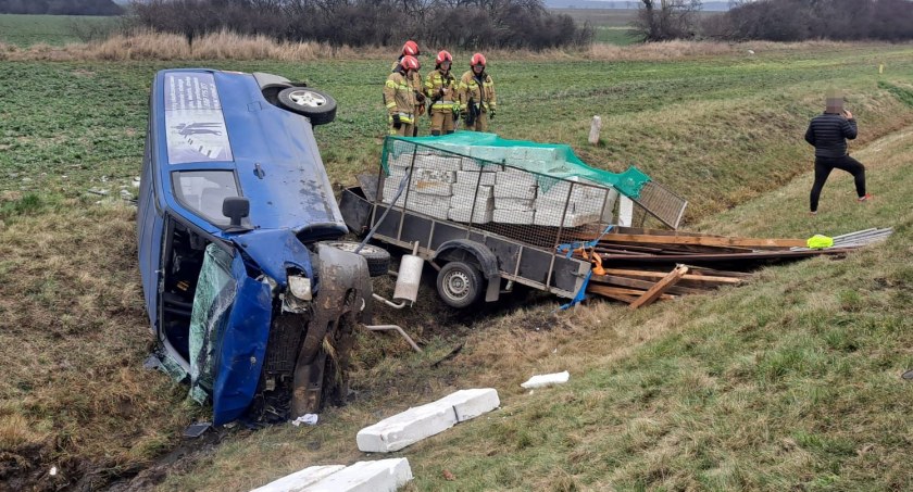 Groźny wypadek na DK94 w gminie Miękinia. Bus z przyczepką wpadł do rowu