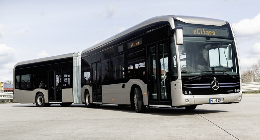 Elektryczny mercedes na trasie do Czernicy