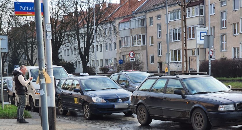 Kolizja z udziałem czterech pojazdów na skrzyżowaniu Ślężnej i Pułtuskiej