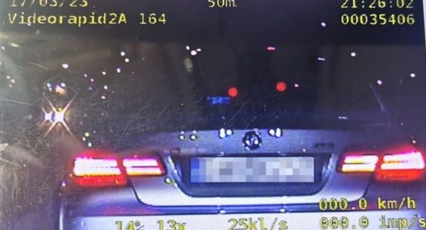 Chwalił się swoimi rajdowymi umiejętnościami na YouTube. Wrocławscy policjanci przerwali jego niebezpieczną jazdę i zatrzymali prawo jazdy