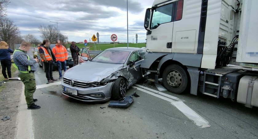 Pojazd ciężarowy uderzył w osobówkę. Groźny wypadek na zjeździe z A4 na Kostomłoty