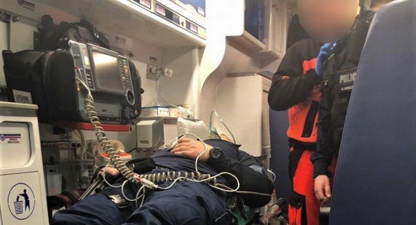 Pożar domu jednorodzinnego przy Glebowej we Wrocławiu. Policjanci, narażając własne życie uratowali dwie starsze osoby