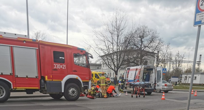 Wypadek z udziałem motocyklisty w Kątach Wrocławskich. Jedna osoba została przetransportowana do szpitala
