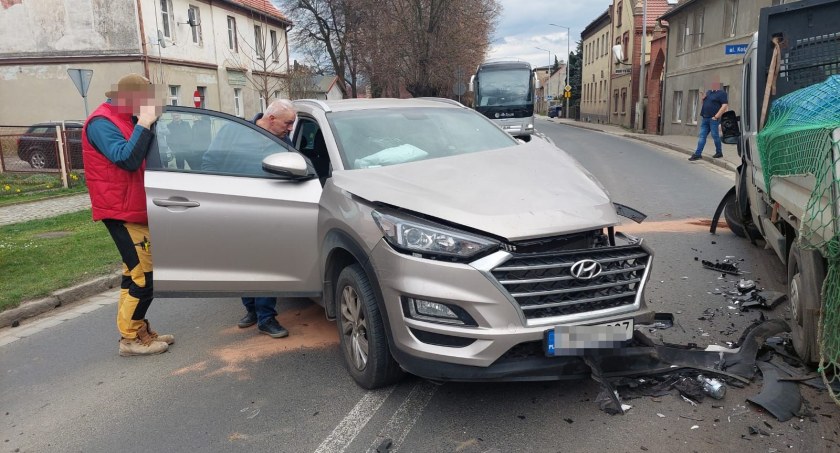 Czołowe zderzenie dwóch pojazdów w Kątach Wrocławskich. Uwaga na utrudnienia w ruchu
