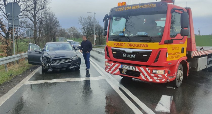 Kolizja na zjeździe z A4 na Kostomłoty