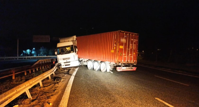 Poranne utrudnienia na zjeździe z S5 na A0W. Pojazd ciężarowy uderzył w bariery energochłonne
