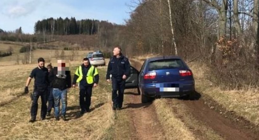 Nie zatrzymał się do kontroli, potrącił policjanta. Pasażer wyrzucał na jezdnię kolce do przebijania opon – ale to nie wszystko, co mieli na sumieniu...