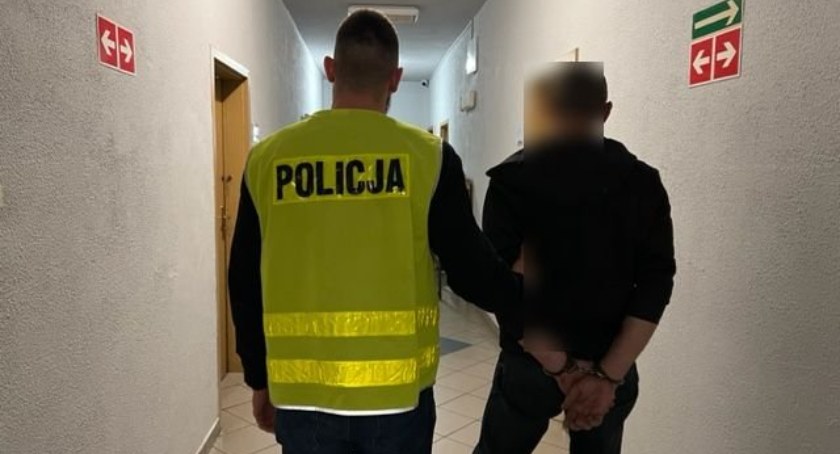 Nietrzeźwy i bez uprawnień jechał służbowym samochodem… na dyskotekę