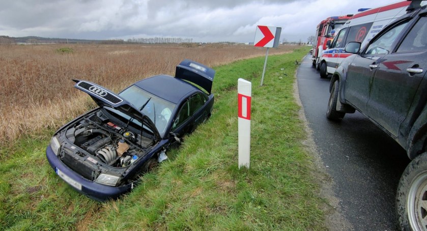 Czołowe zderzenie dwóch pojazdów w gminie Miękinia. Jedna osoba przetransportowana do szpitala