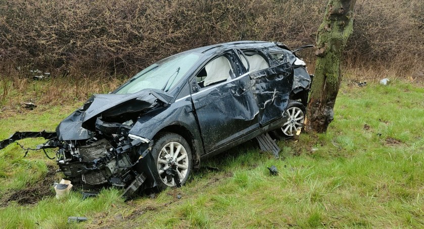 DK94. Osobowy Ford uderzył w drzewo. Z pojazdu wypadł akumulator, który niczym pocisk uszkodził nadjeżdżającego Chevroleta