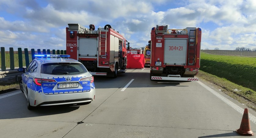 Wypadek na A4 w kierunku Wrocławia. Kierowca busa stracił przytomność za kierownicą, trwa walka o jego życie
