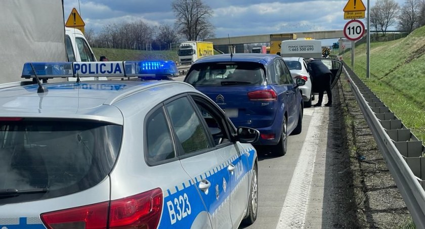 Klasyczne najechanie na tył na A4 w kierunku Wrocławia. Zachowajcie ostrożność