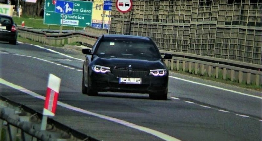 Jechał blisko 120 km/h w obszarze zabudowanym, został zatrzymany przez dolnośląskich policjantów